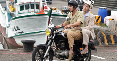 懸疑推理影集《 沙瑪基的惡靈》開拍，羅宏正騎車，宋偉恩坐在後座緊緊環抱，像極了拍BL劇。（圖／答人文創提供）