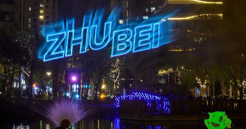 新竹縣2026竹北光節「盛世之境」吸引不少遊客，其中台灣知名攝影大師許釗滂也蒞臨替光節捕捉吉光片羽。（圖／翻攝自竹北市公所媒體群組）