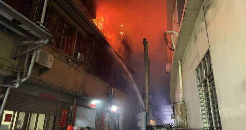 台中沙鹿一棟透天厝深夜發生火警，警消到場灌救後，在3樓臥房發現59歲李姓男子陳屍。（圖／翻攝畫面）