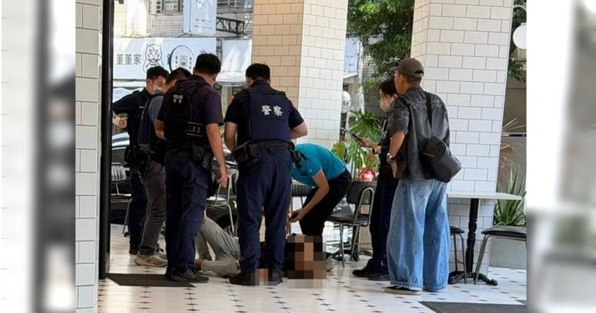 林男在台中市府後街遭槍擊，腹部中彈，向路旁的咖啡店求救，警消趕抵現場。（圖／林慶祥翻攝）