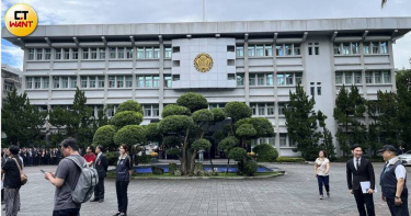 調查官洪精佑涉嫌替許姓員警的公司寫博弈程式，兩人皆遭羈押。（圖／項程鎮攝）