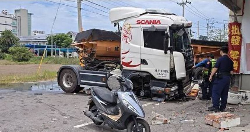 毒駕砂石車失控逆撞賣場！騎士慘遭夾飛　彰化街頭驚魂畫面曝