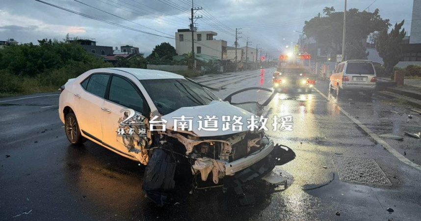 台南安南區轎車失控翻覆成廢鐵　男駕駛受困命危送醫搶救