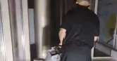 中國大陸山東省臨沂市一名55歲鄭姓男子，去年夏天在商場夜間工作時突發熱射病。（圖／翻攝自微博）