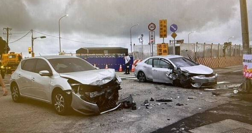 觀音路口２車猛烈對撞車頭全毀駕駛驚險逃過死劫。（圖／翻攝畫面）