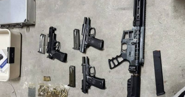 台南警方追查毒品案時，意外在殯葬業倉庫內查獲黑幫軍火庫。（圖／翻攝畫面）