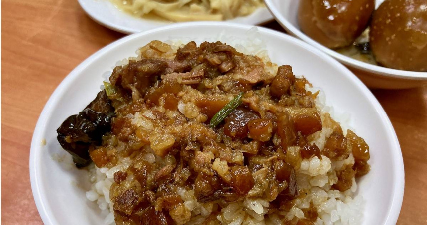 台中一家販賣炒麵、滷肉飯的小吃店開出月薪6.3萬徵人。圖僅示意，非當事店家。（示意圖／photoAC）