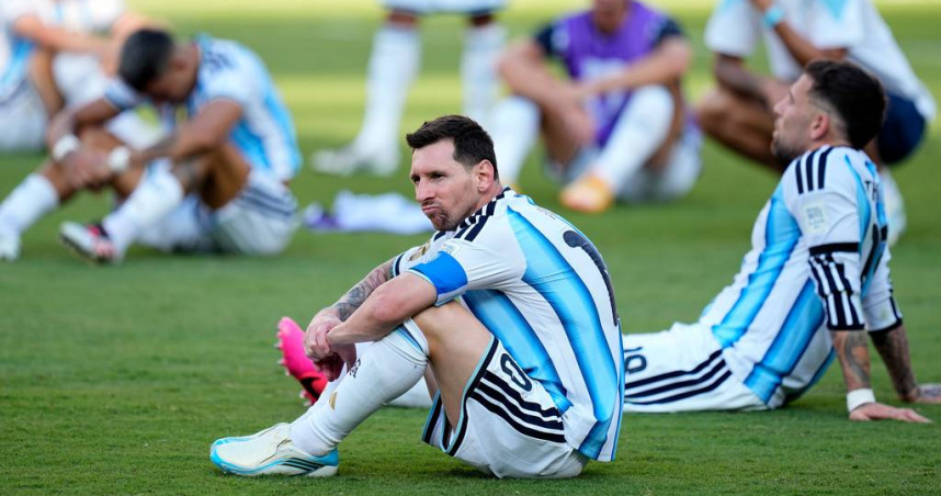 冠軍賽輸球後梅西（Lionel Messi）坐在草皮上。（圖／達志／美聯社）