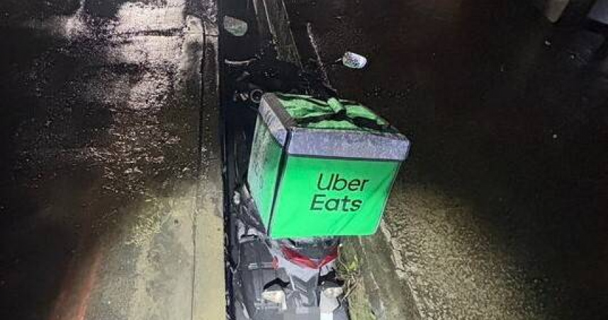 雨夜送餐外送員急跳車保命　140公斤機車墜水溝警民聯手救援成功