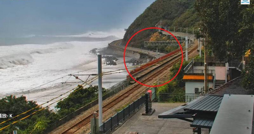 薔琵颱風挾強風巨浪襲擊台東，南迴公路多良車站南方處的路基遭大浪掏空（ 紅圈處）。（圖／翻攝台東縣府即時影像）