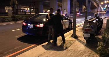 住戶亂停車還毆保全 警上門乖乖就範