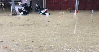 強降雨導致高雄鹽埕區淹水 網友狂報「災情」