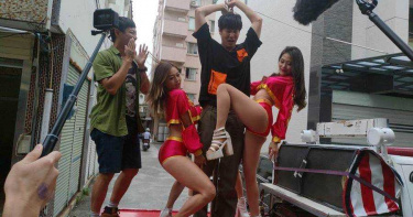 威廉邂逅鋼管三姊妹 控制不住上台搞車震