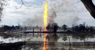 印度油井「天然氣狂噴2週」引爆炸!2員工躲烈火「跳池塘溺斃」