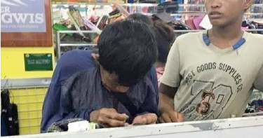 皺手細數多年積蓄!貧父「湊出鞋錢」笑了 佝僂身影惹哭人