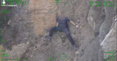 遭轟「白癡」!男子徒手攀岩卡在高空動彈不得 最後呼叫直升機救援