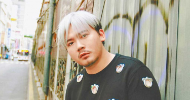 大馬歌手丘沁偉遭控「偷拍性侵」!警持搜索票火速逮人