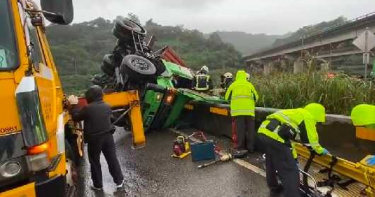 基隆台62線貨櫃車路滑翻覆 駕駛下身卡車內動彈不得