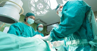 孕婦隔離一半羊水破了…產後確診新冠肺炎 接生醫開始發燒:怎麼辦?