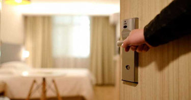 女老師開門見心碎一幕!「醫師尪與學弟」竟在床上滾 他求饒:經費不足