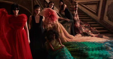 DIOR 2021秋冬大秀:以「紅色大衣」串連起小紅帽、美女與野獸的詭譎童話