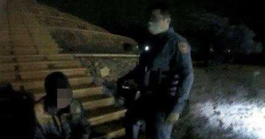 屏東員警協尋欲因感情糾紛欲輕生男子，當時男子情緒激動欲跳海，員警機警的一把拉回已經半身懸空的傷心男。（圖／翻攝畫面）