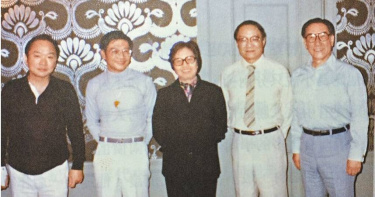 古龍（左起）、倪匡、孫淡寧、金庸和蔣緯國等好友早年合影。（圖／報系資料照）