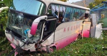 台南市楠西區灣丘里今天下午5時許發生一起車禍事故，一輛中型巴士疑操作不慎摔下路邊斜坡。（圖／民眾提供）