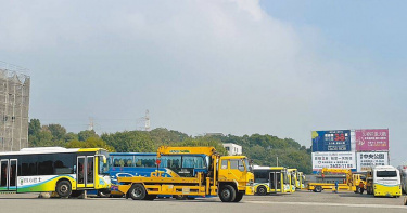 四方客運公司先前爆出勞資爭議，9日又因疑欠銀行2億元，公車被銀行拖走，董事長也神隱。（圖／曾威提供／中國時報張亦惠台中傳真）