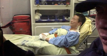 黑鷹失事/生還者返回台北治療 中將神情平靜被推入三總