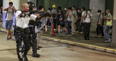 警持長槍瞄準反送中示威者 解放軍集結香港邊境