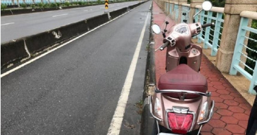 超離奇,彰化下起暴雨但有民眾發現大度橋上停放1輛機車,女騎士消失無蹤,後續警消在出海口發現一具女屍。(圖/翻攝畫面)
