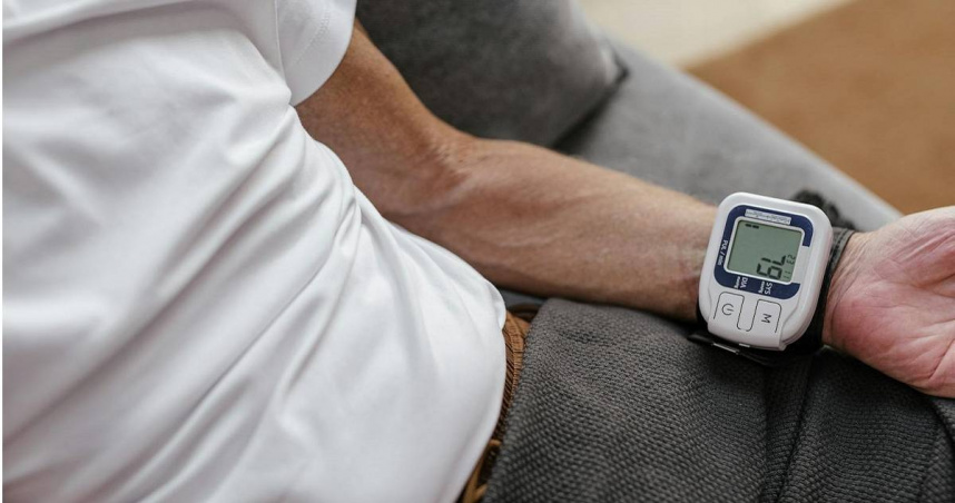 一名阿伯異想天開，覺得陰莖卡污垢必須用漂白水才能徹底洗淨 。（示意圖／翻攝Pexels）