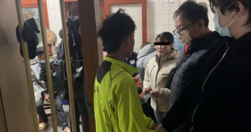 3人在娃娃機店喧嘩遭檢舉，移民署到場拆穿失聯移工身份並逮捕，返回住處取物又抓到5名移工。（圖／翻攝畫面）