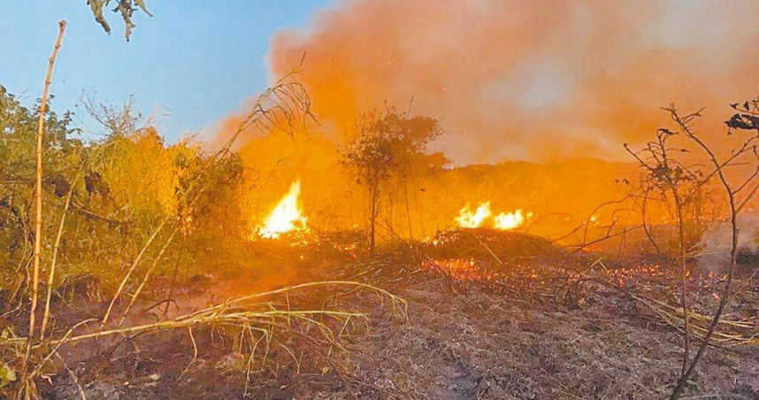 苗栗縣露天焚燒問題嚴重，不僅危害空氣品質，更可能引發火災，其中後龍鎮等地尤為嚴重。（圖／苗栗縣消防局提供／中國時報呂麗甄苗栗傳真）