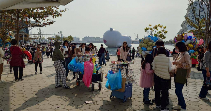 高雄舉辦冬日遊樂園活動與超人氣吉伊卡哇聯名，現場卻不少盜版攤商流竄，文化局人員、警方僅能不定期驅離。（圖／中國時報任義宇攝）