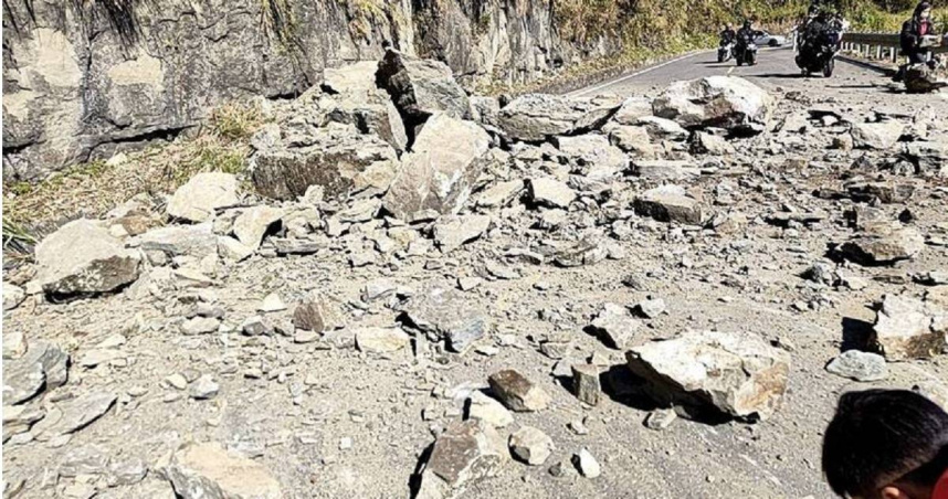 嘉義縣大埔鄉早上10時11分發生規模5.6地震，阿里山公路69.5K有大量落石（圖／嘉義縣政府提供）