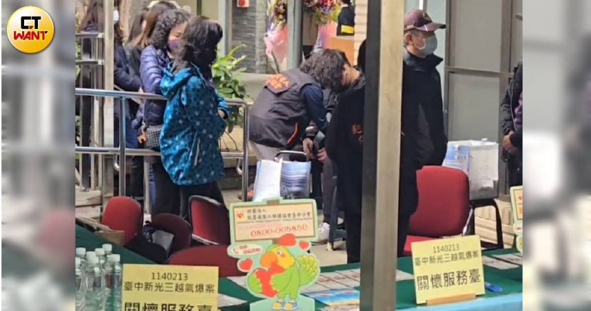 林女男友在相驗室外等待見女友最後一面，犯罪被害人保護協會志工上前安慰，他則再次淚崩，讓現場人員也跟著紅了眼眶。（圖／謝仁烜攝）