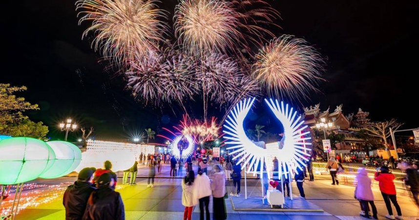 花蓮燈會吸引大批人潮觀賞，其中裝置燈「天使之翼」相當吸睛。（圖／花蓮縣政府提供）