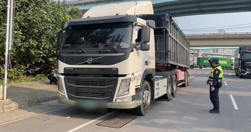 蘆洲警為降低大車肇事率，連兩日實施攔檢維護用路人安全。（圖/翻攝畫面）