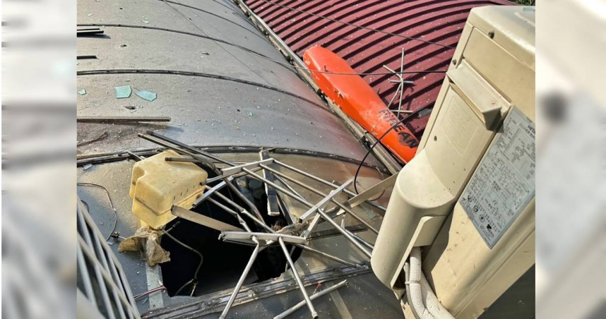 24日下午，台南市安南區2戶民宅屋頂遭重物砸落，導致屋頂毀損破洞。屋內居民聽見巨響連忙報警。警消到場察看，發現墜落物疑似是1部軍用無人機，所幸無人受傷。（圖／翻攝畫面）