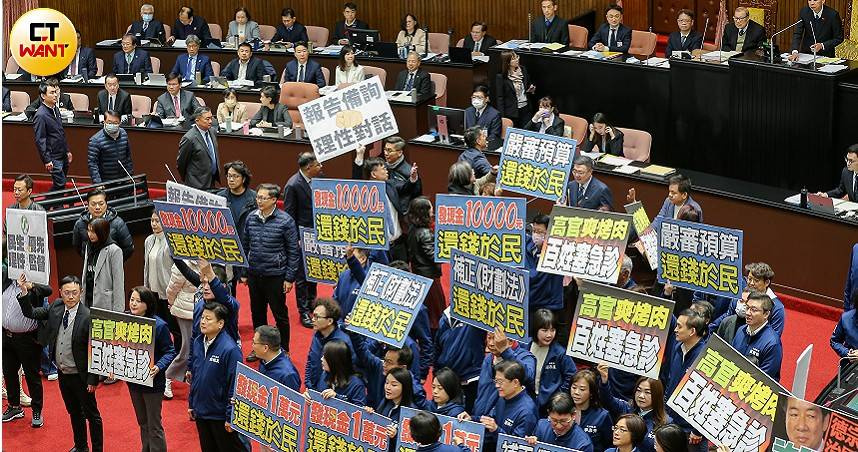 立院新會期開議，藍委在總質詢開始前就舉牌向行政院長卓榮泰表達抗議，也強烈主張「普發現金，還稅於民」。（圖／黃耀徵攝）