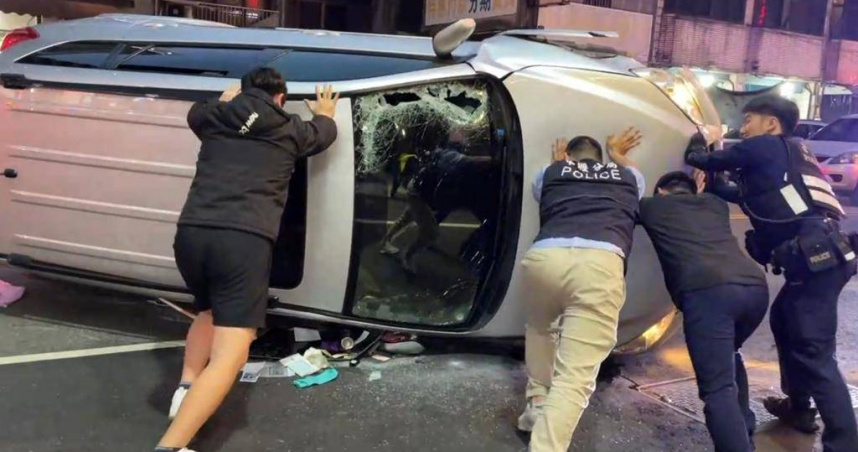 桃園市中壢區延平路與元化路口今天晚間6時許發生交通事故，警民合作試圖將車輛回正。（圖／警方提供）