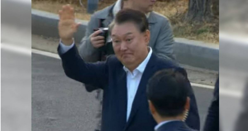 南韓總統尹錫悅今（8）日獲得釋放。（圖／翻攝自X／candlemove）