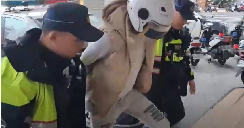 23歲吳姓洗車工人無照、酒駕又闖紅燈，將跑外送的陳姓醫學生撞死。（圖／翻攝畫面）