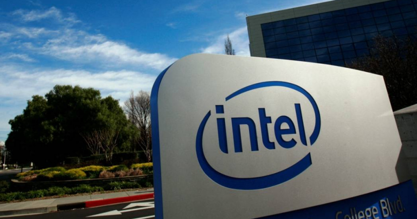 針對外電報導台積電將救援英特爾公司，蔡正元質疑外界擔心此事像是「錢進錢坑」，對護國神山會有什麼影響，台積電與賴政府必須說明白，講清楚（圖／路透社）