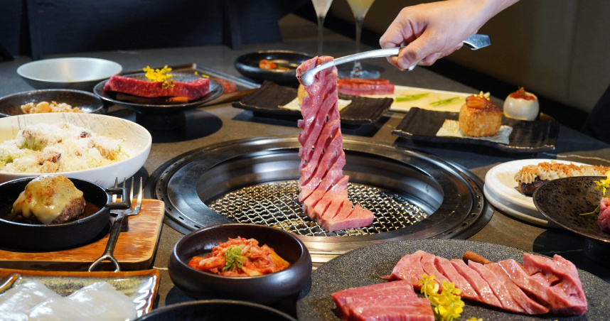 之前燒肉風間的厚切牛舌為圓片處理，此次5,080元Feast雙人套餐加價199元升級的「神｜幻切和牛舌」，尺寸拉長、選擇彈而不韌的中後段厚切燒烤。（圖／魏妤靜攝）