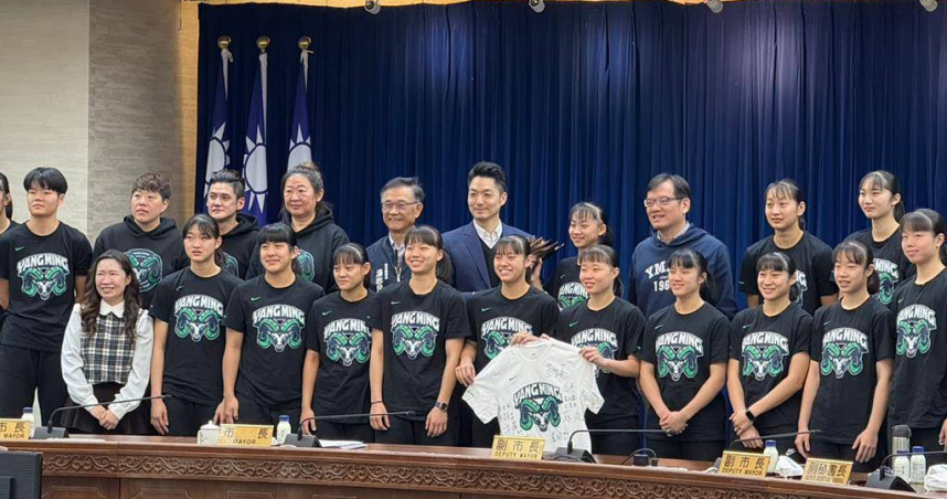 台北市長蔣萬安18日上午於市政會議中，接見北市四所於HBL中表現優異的高中，並宣布加發420萬獎金。（圖／中國時報丁上程攝）