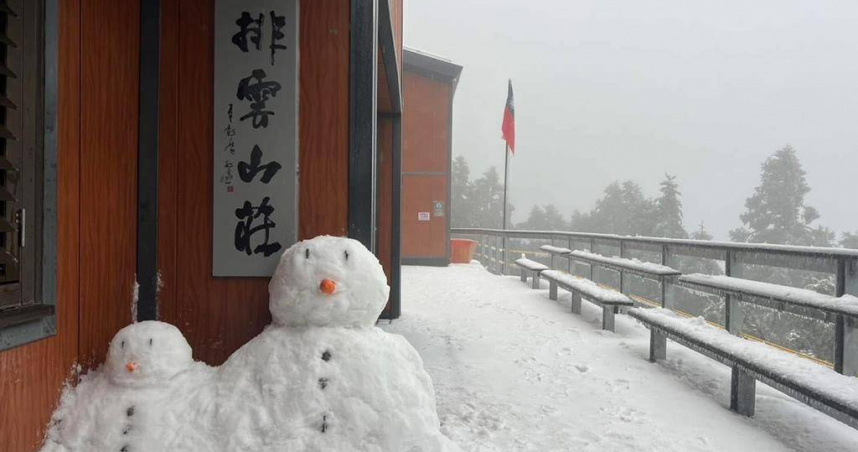 玉山排雲山莊積雪約7.5公分，進駐排雲山莊的雲豹登山隊及山友堆了一對雪人。（圖／玉山國家公園提供／中國時報楊靜茹南投傳真，以下同）