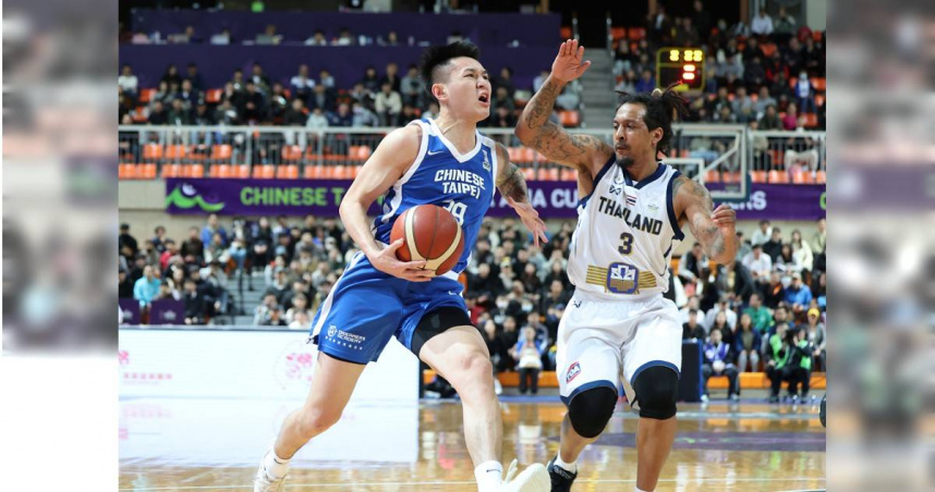 盧峻翔運球突破泰國後衛利許防守。（圖／中華籃協提供）